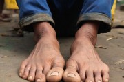 缅甸惊魂，男子遭砍脚趾向兄求救，海外务工安全警钟再鸣