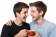 两个男生做酿酿酱酱的小视频，创意、幽默与友情的碰撞