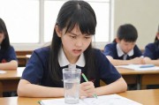-意外事件，英语课代表林小雨在帮老师整理作业时，不小心打翻了水杯，弄湿了全班同学的作业本，引发同学们的愤怒和指责