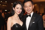 -夜场相遇，林默作为性工作者在夜来香会所工作，遇到常客陈志明，两人在交易中保持着微妙的距离与默契