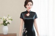 今日老师那袭黑色双开真丝旗袍