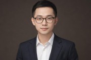 -调查缘起，记者通过受害者家属接触到真理之虹教团，发现其表面是心灵成长机构，实则存在精神控制与财产侵占行为