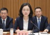 -职场危机，唐薇在重要项目汇报会上突然遭遇生理期意外，面对男性主导的会议室和身体不适的双重压力，她强忍不适坚持完成汇报