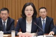 -职场危机，唐薇在重要项目汇报会上突然遭遇生理期意外，面对男性主导的会议室和身体不适的双重压力，她强忍不适坚持完成汇报