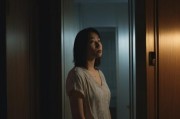 -深夜惊变，纪雨晴在熟睡中被突如其来的噪音惊醒，发现公寓门锁被撬，一个陌生黑影正在翻动她的私人物品，引发一场深夜对峙
