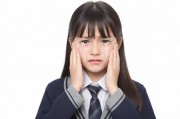 12岁学生破防痛哭视频引热议，未成年心理压力与网络围观背后的思考