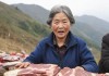 53岁大妈山坡做皮肉生意的背后，生存困境与社会边缘的无声呐喊