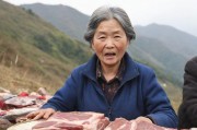 53岁大妈山坡做皮肉生意的背后，生存困境与社会边缘的无声呐喊