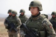 探亲之旅的意外考验，在部队遭遇九人轮番干扰的温情记忆