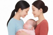 一面亲一面膜下奶，传统与现代交织的哺乳智慧