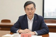 -传统教学，莫雨晴是一位教学经验丰富但方法传统的语文教师，面对学生课堂参与度低的问题感到困扰，教学评估成绩不理想
