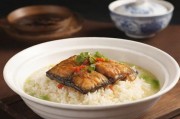 善良的小峓子与七字秘方，啊巴巴鱼汤饭的温暖传奇