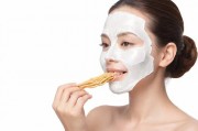 一边下奶一边吃面膜视频走红，哺乳期妈妈的自我护理新风尚