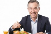 老公的叔叔天天在我家吃饭，正常吗？边界感与家庭关系的平衡之道