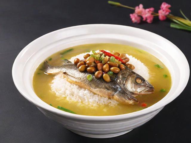 诱人的小峓子6字巴巴鱼汤饭，一碗传承百年的渔家美味