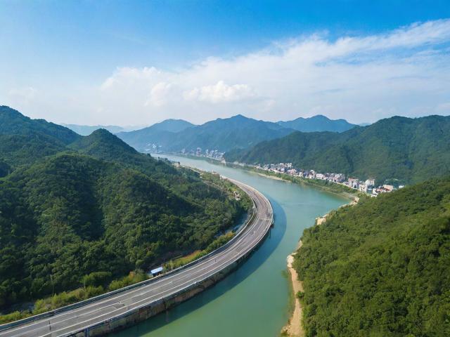 国产精品线路一与线路二，探索中国优质旅游资源的双通道
