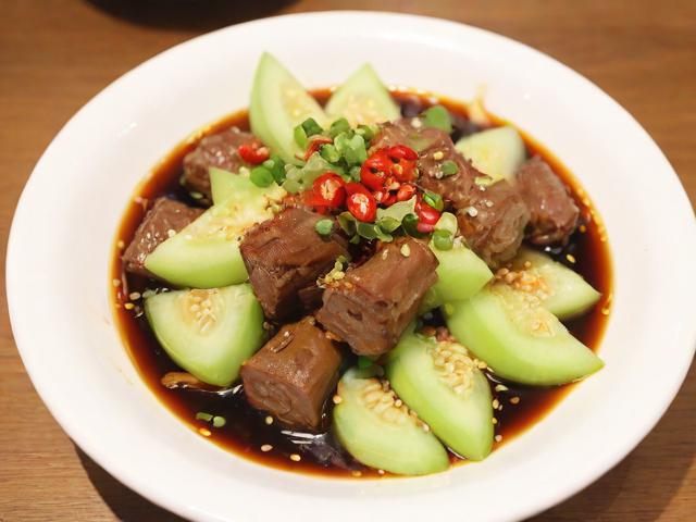 草莓丝瓜芭乐鸭脖奶茶测评，一场猎奇与美味的跨界碰撞